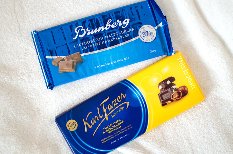 twee Finse chocoladerepen met een blauwe wikkel van de merken Karl Fazer en Brunberg