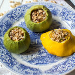 Vegan gevulde bolcourgette met hummus en noten