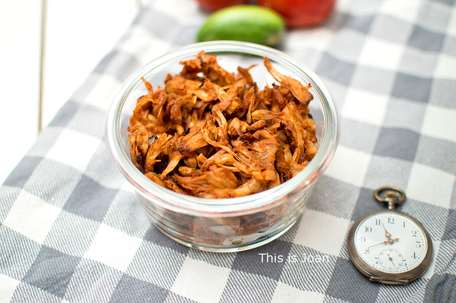 Vegan jackfruit pulled pork met barbecuesaus