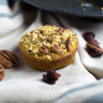 vegan kurkumamuffins met pecan-crumble