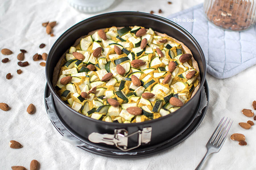 Vegan hartige hummustaart met courgette en amandelen